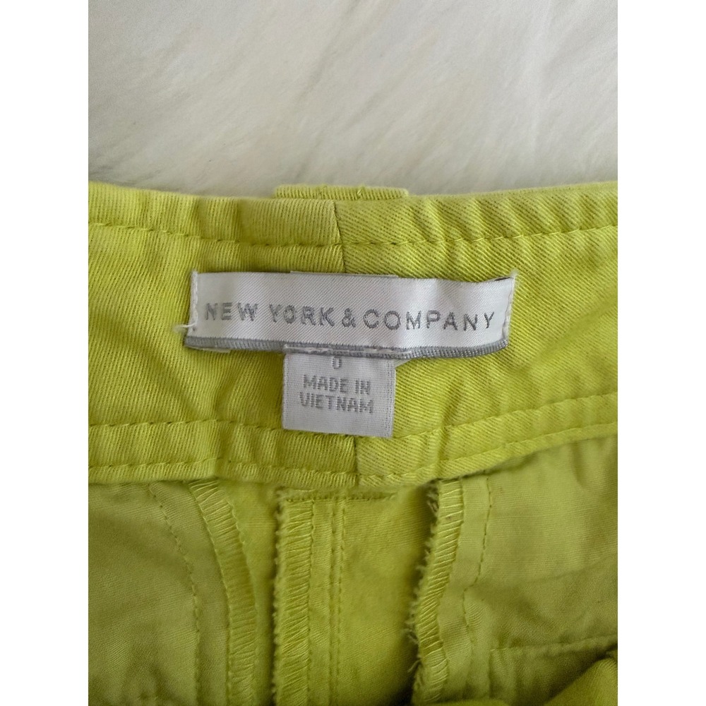New York & Co - Mid Rise Neon Green Chino Style Shorts Women's Size 0 - Picture 5 of 9